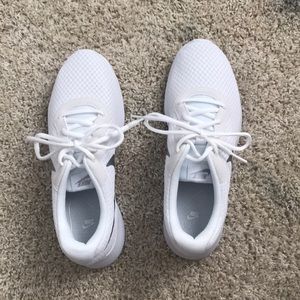 White nike shoes